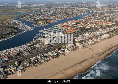 Vue aérienne de Sunset Beach Ocean Front homes à Orange County en Californie. Banque D'Images