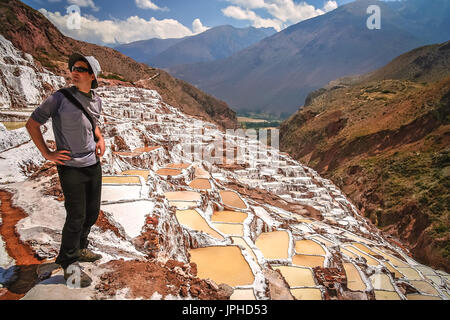 Les touristes d'admirer la mine de sel traditionnels en salinas de Maras, Pérou, Amérique du Sud Banque D'Images