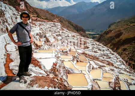 Les touristes d'admirer la mine de sel traditionnels en salinas de Maras, Pérou, Amérique du Sud Banque D'Images
