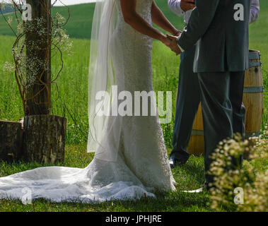 L'échange de vœux à un mariage en plein air Banque D'Images