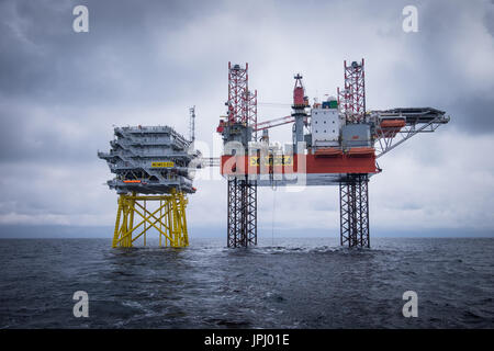 Seafox 2 levé à côté de Z03 Extension Walney substation durant la phase de construction de l'Extension Walney parc éolien offshore en mer d'Irlande Banque D'Images