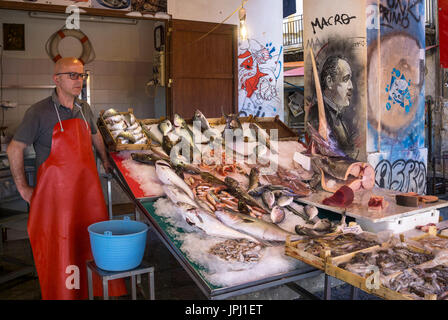 Street art dépeignant comme le parrain de Marlon Brando à côté d'un décrochage des poissonniers dans le marché Vucciria Palerme, Sicile. Banque D'Images