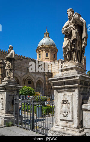 Entrée de la Piazza Cattedrale en regardant vers le portique gothique cathédrale dans le centre de Palerme, Sicile, Italie. Banque D'Images
