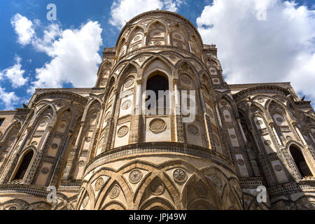 Décoration extérieure sur la triple abside de la cathédrale de Monreale, près de Palerme, Sicile, Italie. Banque D'Images