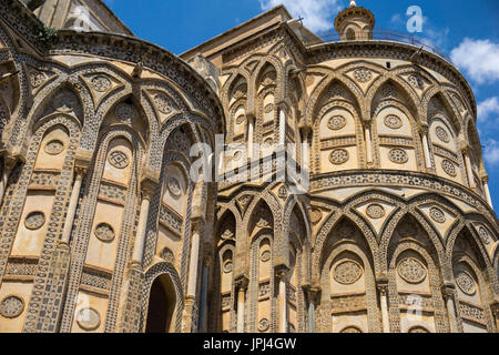 Décoration extérieure sur la triple abside de la cathédrale de Monreale, près de Palerme, Sicile, Italie. Banque D'Images