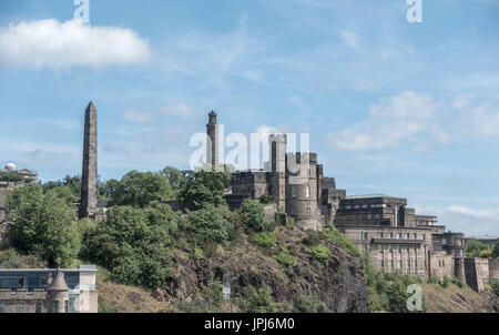 Calton Hill vu de la vieille ville d'edimbourg Avec le Monument Nelson, La Maison du Gouverneur de l'ancienne prison de Calton et St Andrew's House Banque D'Images