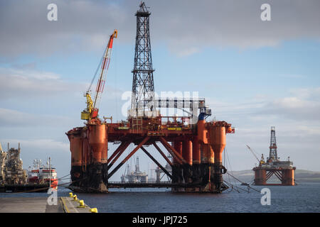 La plate-forme de forage, Borgsten Dolphin, amarré dans le port écossais de Invergordon Banque D'Images