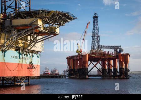 La plate-forme de forage, Borgsten Dolphin, amarré dans le port écossais de Invergordon Banque D'Images