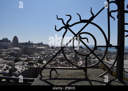 Détail sur le fer forgé Spianata di Castelletto et vue de Gênes du Belvédère Montaldo à Gênes, Italie Banque D'Images