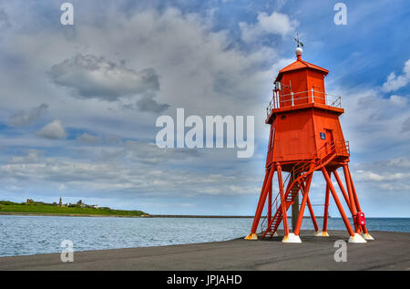 Épi rouge vif phare sur l'embouchure de la rivière Tyne à South Shields Beach. Banque D'Images