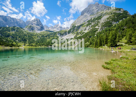 Seebensee en face de la chaîne de montagnes Mieminger, Ehrwald, Tyrol, Autriche Banque D'Images
