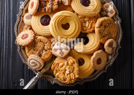 Biscuit mix avec divers matériaux sur une plaque horizontale près, vue du dessus