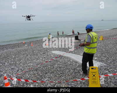 Des pilotes professionnels recueillir les informations à propos de la Falaise en Normandie, France, à l'aide de drone Banque D'Images