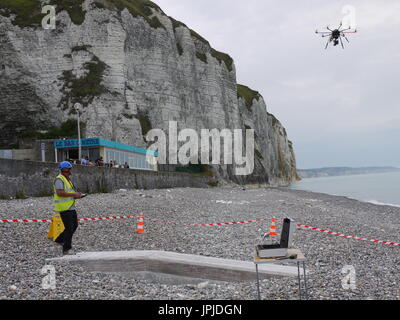 Des pilotes professionnels recueillir les informations à propos de la Falaise en Normandie, France, à l'aide de drone Banque D'Images