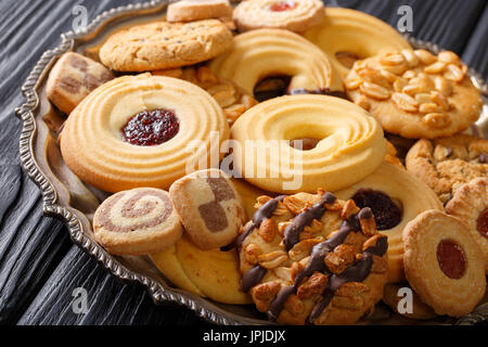 Ensemble de délicieux biscuits close-up sur une plaque sur une table horizontale. Banque D'Images