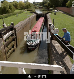 L'activité nautique à Moonrake serrure sur le canal Kennet & Avon à Devizes Wiltshire, UK. Banque D'Images