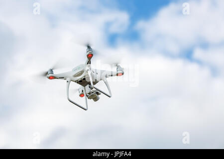 Drone quadrocopter de vol contre le ciel avec les nuages. Quad copter drone. Appareil sans pilote. Banque D'Images