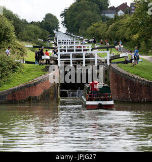 15-04 entrant dans la serrure inférieure de l'échelle d'écluses de Caen sur le canal Kennet & Avon à Devizes Wiltshire, UK Banque D'Images