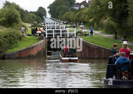 15-04 entrant dans la serrure inférieure de l'échelle d'écluses de Caen sur le canal Kennet & Avon à Devizes Wiltshire, UK Banque D'Images