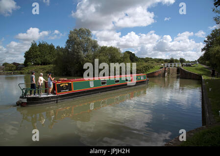 15-04 entrant dans la serrure inférieure de l'échelle d'écluses de Caen sur le canal Kennet & Avon à Devizes Wiltshire, UK Banque D'Images