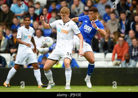 Swansea City's Jay Fulton (à gauche) et Birmingham City's Che Adams bataille pour la balle Banque D'Images