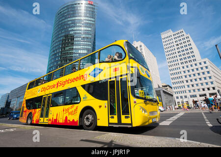 Gray Line city sightseeing tour bus touristiques à Potsdamer Platz à Berlin, Allemagne Banque D'Images