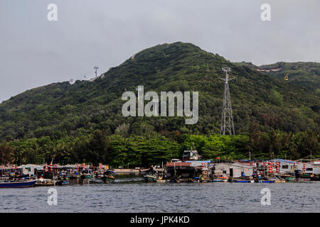 Lingshui, village flottant de pêcheurs, 40 Leizhen Building Monkey Island et le téléphérique transocéaniques comme arrière-plan, Banque D'Images