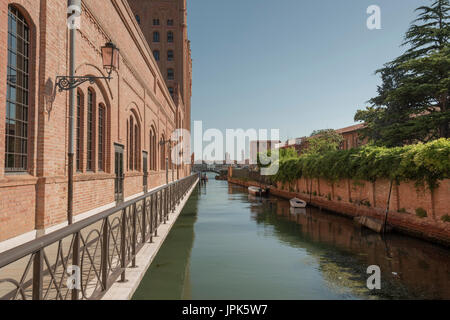 Une scène tranquille du moins bondé, les banlieues de Venise sur l'Isola della Giudecca. C'est le côté de l'hôtel Molino Stucky. Banque D'Images