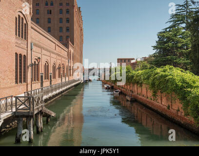 Une scène tranquille du moins bondé, les banlieues de Venise sur l'Isola della Giudecca. C'est le côté de l'hôtel Molino Stucky. Banque D'Images