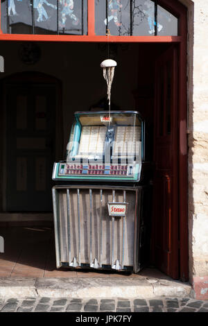 Un jukebox des années 50 dans un bar de la Méditerranée Banque D'Images