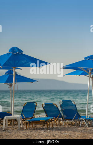 Chaises longues et parasols de plage Banque D'Images