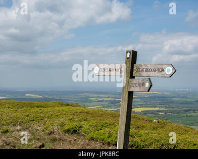 Un woodedn enseigne sur le Cleveland Way. Banque D'Images