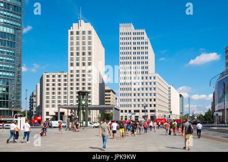 Vue de la place occupée à la Potsdamer Platz et du quartier des divertissements d'affaires à Berlin, Allemagne Banque D'Images