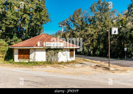 Fermée et abandonnée du ruisseau Mitchell bâtiment épicerie de l'Alabama en milieu rural, ce qui reflète l'évolution des temps à un mode de vie plus urbain. Banque D'Images