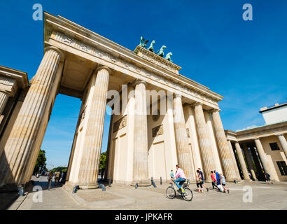 La porte de Brandebourg en quartier de Mitte à Berlin Allemagne Banque D'Images