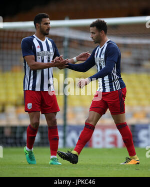 West Bromwich Albion's Hal Robson-Kanu (à droite) célèbre son but avec Nacer Chadli durant la pré-saison match amical à Vale Park, Stoke. Banque D'Images