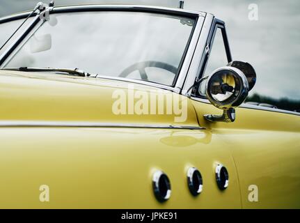 Vintage Super voiture classique en jaune Banque D'Images