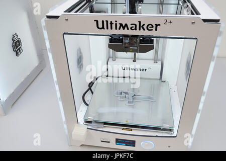 Les imprimantes 3D trois dimensions de l'acide polylactique polymère extrudé Pla d'imprimer des objets en plastique montrant la tête de buse d'extrusion et de modèle fini Banque D'Images