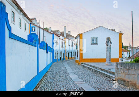 Rua Direita est la rue centrale de la ville médiévale de Obidos, ici, à côté de la porte de la ville repère le pilori conservé, le Portugal. Banque D'Images