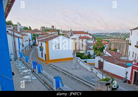 Les murs de la forteresse d'Obidos sont idéales pour la marche et profiter de la ville médiévale avec ses rue Direita central préservé, pilori et château Banque D'Images