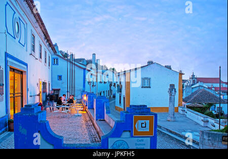 OBIDOS, PORTUGAL - 30 avril 2012 : soirée est le meilleur moment pour visiter un café du centre de la rue Direita, le 30 avril à Obidos. Banque D'Images