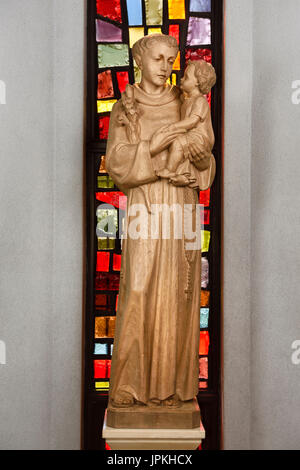 Bois sculpté statue de Saint Antoine de Padoue tenant l'enfant Jésus avec lily manette en Saint Roch's Catholic Church Toronto Canada Banque D'Images