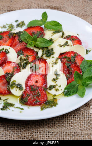 Collation légère caprese avec fraises et pesto de menthe mozzarella habillé Banque D'Images