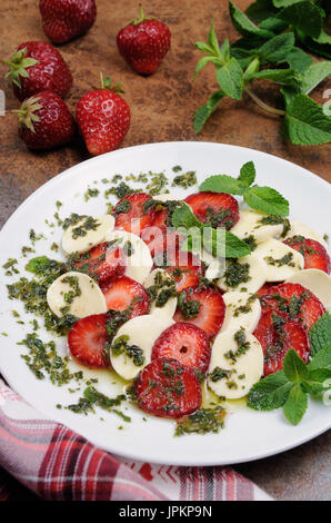 Collation légère caprese avec fraises et pesto de menthe mozzarella habillé Banque D'Images