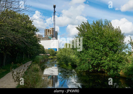 Nouveaux appartements en construction à Woodberry Down, sur le bord de Woodberry Zones Humides, North London UK Banque D'Images