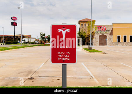 Signe d'un poteau électrique Tesla publicité stationnement de véhicules, pour charger jusqu'automobiles électriques Tesla. Oklahoma City, Oklahoma, USA. Banque D'Images