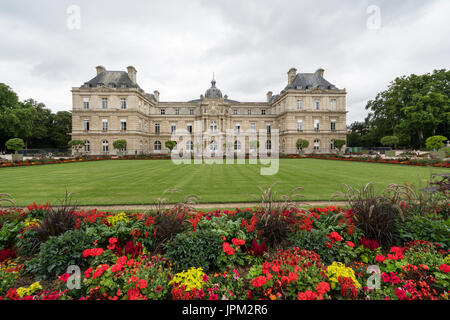 Une vue panoramique sur le Palais du Luxembourg dans le Jardin du Luxembourg à Paris Banque D'Images