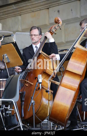 Berlin, Allemagne, le 6 juillet, 2014 : Bella Italia, les concerts de musique en plein air pendant les chanteurs d' Eva Lind et Robin Johannsen, menée par GDM Marc Ta. Banque D'Images