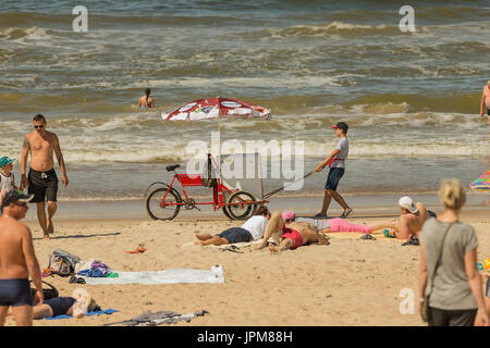 Le commerce avec un vélo dans la ville thermale, Palanga, Lituanie. Banque D'Images