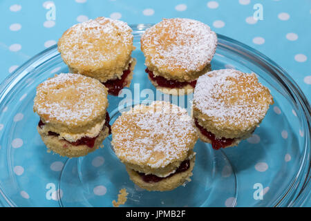 Mini Victoria Sponge cakes sur une plaque de verre Banque D'Images